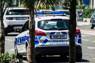 Limasol Kıbrıs Rum Kesimi 10 Mayıs 2020 'de öğleden sonra Limasol sokaklarında dolaşan geleneksel bir Kıbrıs polis aracının görüntüsü