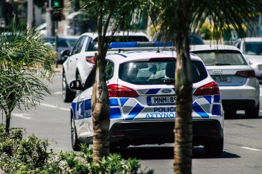 Limasol Kıbrıs Rum Kesimi 10 Mayıs 2020 'de öğleden sonra Limasol sokaklarında dolaşan geleneksel bir Kıbrıs polis aracının görüntüsü