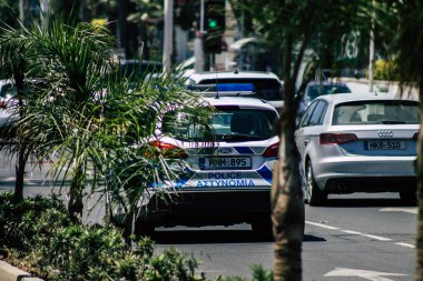 Limasol Kıbrıs Rum Kesimi 10 Mayıs 2020 'de öğleden sonra Limasol sokaklarında dolaşan geleneksel bir Kıbrıs polis aracının görüntüsü