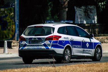 Limasol Kıbrıs Rum Kesimi 10 Mayıs 2020 'de öğleden sonra Limasol sokaklarında dolaşan geleneksel bir Kıbrıs polis aracının görüntüsü