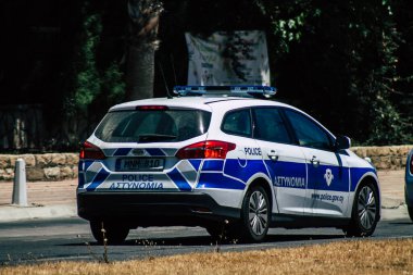 Limasol Kıbrıs Rum Kesimi 10 Mayıs 2020 'de öğleden sonra Limasol sokaklarında dolaşan geleneksel bir Kıbrıs polis aracının görüntüsü