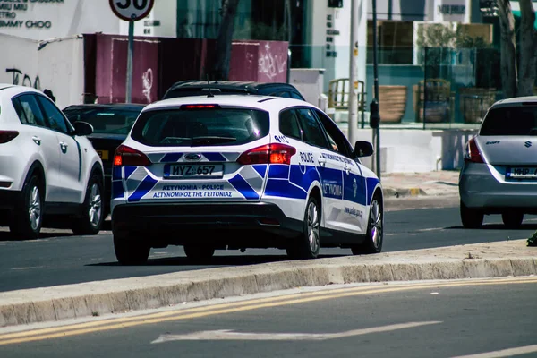 2020年5月10日看到一辆传统的塞浦路斯警车下午在利马索尔大街上行驶 — 图库照片