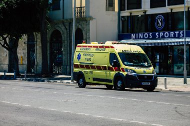 Limasol Kıbrıs Rum Kesimi 10 Mayıs 2020 'de öğleden sonra Limasol sokaklarında gezen geleneksel Kıbrıs ambulansı görülüyor