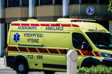 Limasol Kıbrıs Rum Kesimi 10 Mayıs 2020 'de öğleden sonra Limasol sokaklarında gezen geleneksel Kıbrıs ambulansı görülüyor