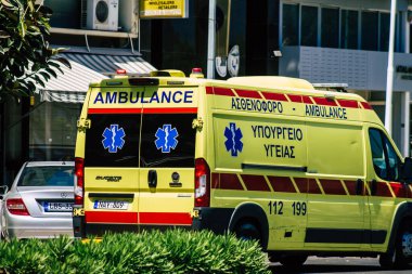 Limasol Kıbrıs Rum Kesimi 10 Mayıs 2020 'de öğleden sonra Limasol sokaklarında gezen geleneksel Kıbrıs ambulansı görülüyor