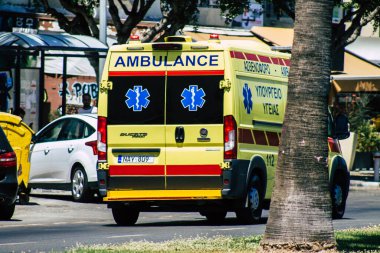 Limasol Kıbrıs Rum Kesimi 10 Mayıs 2020 'de öğleden sonra Limasol sokaklarında gezen geleneksel Kıbrıs ambulansı görülüyor