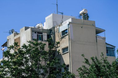 Kıbrıs Rum Kesimi 10 Mayıs 2020 'de Kıbrıs Rum Kesimi' nin Limasol adasındaki bir binanın cephesine baktı