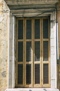 Kıbrıs Rum Kesimi 10 Mayıs 2020 'de Kıbrıs Rum Kesimi' nin Limasol adasındaki bir binanın cephesine baktı