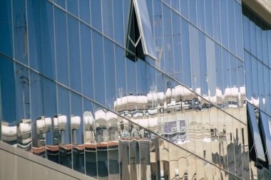 Kıbrıs Rum Kesimi 10 Mayıs 2020 'de Kıbrıs Rum Kesimi' nin Limasol adasındaki bir binanın cephesine baktı