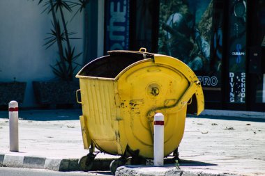 Limasol Kıbrıs Rum Kesimi 10 Mayıs 2020 'de öğleden sonra Limasol sokaklarında bir çöp konteynırının kapatılması