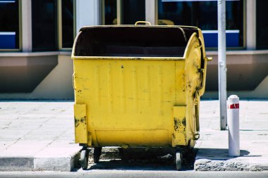 Limasol Kıbrıs Rum Kesimi 10 Mayıs 2020 'de öğleden sonra Limasol sokaklarında bir çöp konteynırının kapatılması