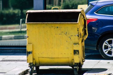 Limasol Kıbrıs Rum Kesimi 10 Mayıs 2020 'de öğleden sonra Limasol sokaklarında bir çöp konteynırının kapatılması