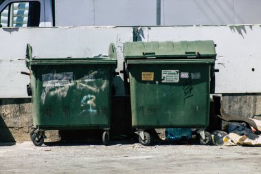 Limasol Kıbrıs Rum Kesimi 10 Mayıs 2020 'de öğleden sonra Limasol sokaklarında bir çöp konteynırının kapatılması