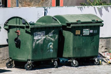 Limasol Kıbrıs Rum Kesimi 10 Mayıs 2020 'de öğleden sonra Limasol sokaklarında bir çöp konteynırının kapatılması