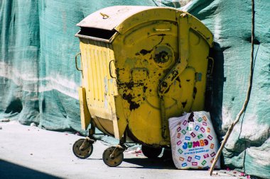 Limasol Kıbrıs Rum Kesimi 10 Mayıs 2020 'de öğleden sonra Limasol sokaklarında bir çöp konteynırının kapatılması