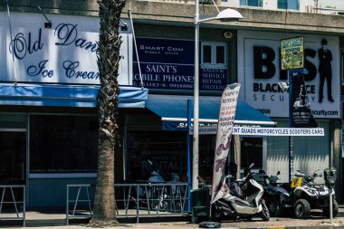 Limasol Kıbrıs Rum Kesimi 10 Mayıs 2020, Kıbrıs Rum Kesimi 'nin Limasol adasında 28 Ekim bulvarında bulunan bir mağazanın görüntüsü