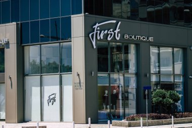 Limasol Kıbrıs Rum Kesimi 10 Mayıs 2020, Kıbrıs Rum Kesimi 'nin Limasol adasında 28 Ekim bulvarında bulunan bir mağazanın görüntüsü