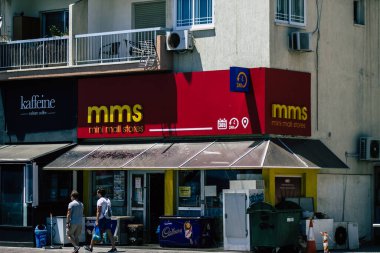 Limasol Kıbrıs Rum Kesimi 10 Mayıs 2020, Kıbrıs Rum Kesimi 'nin Limasol adasında 28 Ekim bulvarında bulunan bir mağazanın görüntüsü