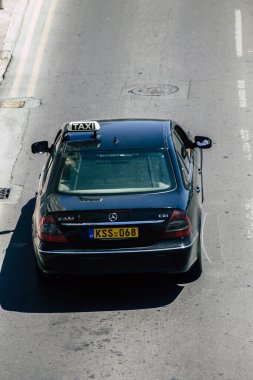 Limasol Kıbrıs Rum Kesimi 'nin 10 Mayıs 2020' de öğleden sonra Limasol sokaklarında dolaşan geleneksel Kıbrıs Rum Kesimi taksisinin görüntüsü