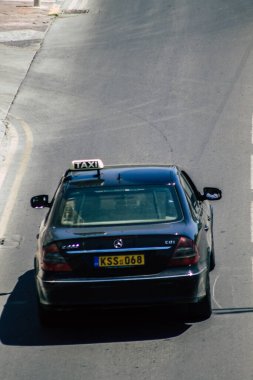 Limasol Kıbrıs Rum Kesimi 'nin 10 Mayıs 2020' de öğleden sonra Limasol sokaklarında dolaşan geleneksel Kıbrıs Rum Kesimi taksisinin görüntüsü