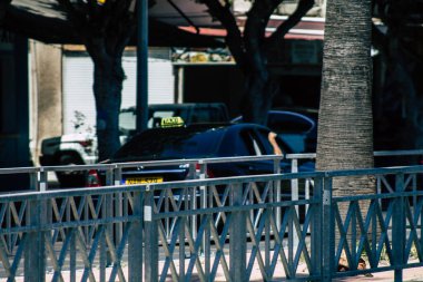 Limasol Kıbrıs Rum Kesimi 'nin 10 Mayıs 2020' de öğleden sonra Limasol sokaklarında dolaşan geleneksel Kıbrıs Rum Kesimi taksisinin görüntüsü