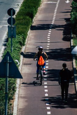 Limasol Kıbrıs Rum Kesimi 10 Mayıs 2020 Öğleden sonra Limasol sokaklarında bisikletle dolaşan kimliği belirsiz insanların görüntüsü