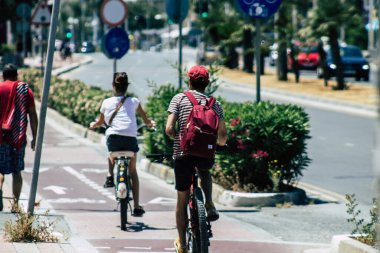 Limasol Kıbrıs Rum Kesimi 10 Mayıs 2020 Öğleden sonra Limasol sokaklarında bisikletle dolaşan kimliği belirsiz insanların görüntüsü