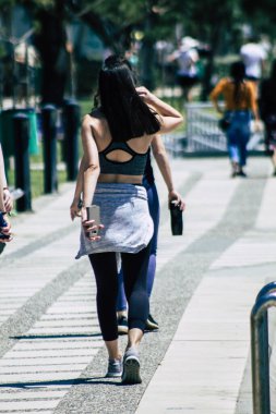 Limasol Kıbrıs Rum Kesimi 10 Mayıs 2020 Öğleden sonra Limasol sokaklarında yürüyen kimliği belirsiz kız görüntüsü