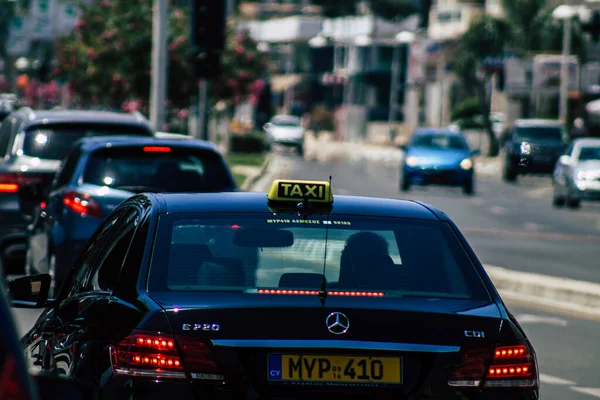 리마솔 2020 리마솔 거리를 달리는 전통적 키프로스 택시의 — 스톡 사진