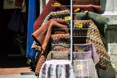 Kıbrıs Rum Kesimi 14 Mayıs 2020 'de Kıbrıs Rum Kesimi' nin Limasol kentindeki bir hediyelik eşya dükkanında satılan dekoratif eşyaların kapatılması