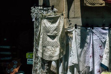 Kıbrıs Rum Kesimi 14 Mayıs 2020 'de Kıbrıs Rum Kesimi' nin Limasol kentindeki bir hediyelik eşya dükkanında satılan dekoratif eşyaların kapatılması