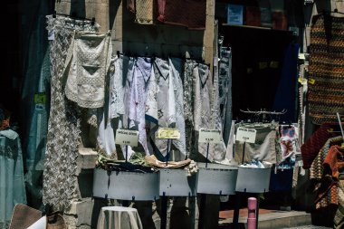 Kıbrıs Rum Kesimi 14 Mayıs 2020 'de Kıbrıs Rum Kesimi' nin Limasol kentindeki bir hediyelik eşya dükkanında satılan dekoratif eşyaların kapatılması