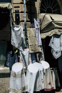 Kıbrıs Rum Kesimi 14 Mayıs 2020 'de Kıbrıs Rum Kesimi' nin Limasol kentindeki bir hediyelik eşya dükkanında satılan dekoratif eşyaların kapatılması