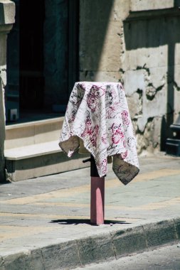 Kıbrıs Rum Kesimi 14 Mayıs 2020 'de Kıbrıs Rum Kesimi' nin Limasol kentindeki bir hediyelik eşya dükkanında satılan dekoratif eşyaların kapatılması