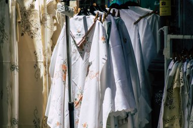 Kıbrıs Rum Kesimi 14 Mayıs 2020 'de Kıbrıs Rum Kesimi' nin Limasol kentindeki bir hediyelik eşya dükkanında satılan dekoratif eşyaların kapatılması