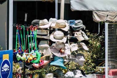 Kıbrıs Rum Kesimi 14 Mayıs 2020 'de Kıbrıs Rum Kesimi' nin Limasol kentindeki bir hediyelik eşya dükkanında satılan dekoratif eşyaların kapatılması