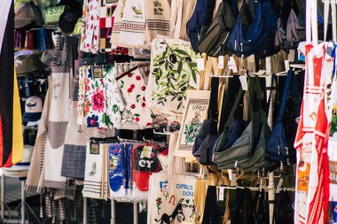 Kıbrıs Rum Kesimi 14 Mayıs 2020 'de Kıbrıs Rum Kesimi' nin Limasol kentindeki bir hediyelik eşya dükkanında satılan dekoratif eşyaların kapatılması