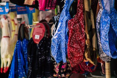 Kıbrıs Rum Kesimi 14 Mayıs 2020 'de Kıbrıs Rum Kesimi' nin Limasol kentindeki bir hediyelik eşya dükkanında satılan dekoratif eşyaların kapatılması