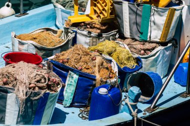 Kıbrıs Rum Kesimi 14 Mayıs 2020, Kıbrıs Rum Kesimi 'ndeki Limasol limanında demirlemiş bir teknenin yakını