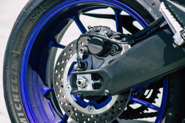 Kıbrıs Rum Kesimi 14 Mayıs 2020, Kıbrıs Rum Kesimi 'nin Limasol adasının sokaklarına park edilmiş bir motosikletin yakın çekimi