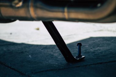 Kıbrıs Rum Kesimi 14 Mayıs 2020, Kıbrıs Rum Kesimi 'nin Limasol adasının sokaklarına park edilmiş bir motosikletin yakın çekimi