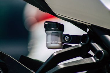 Kıbrıs Rum Kesimi 14 Mayıs 2020, Kıbrıs Rum Kesimi 'nin Limasol adasının sokaklarına park edilmiş bir motosikletin yakın çekimi