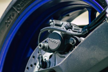 Kıbrıs Rum Kesimi 14 Mayıs 2020, Kıbrıs Rum Kesimi 'nin Limasol adasının sokaklarına park edilmiş bir motosikletin yakın çekimi