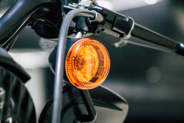 Kıbrıs Rum Kesimi 14 Mayıs 2020, Kıbrıs Rum Kesimi 'nin Limasol adasının sokaklarına park edilmiş bir motosikletin yakın çekimi