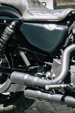 Kıbrıs Rum Kesimi 14 Mayıs 2020, Kıbrıs Rum Kesimi 'nin Limasol adasının sokaklarına park edilmiş bir motosikletin yakın çekimi