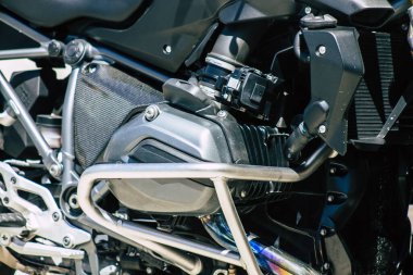 Kıbrıs Rum Kesimi 14 Mayıs 2020, Kıbrıs Rum Kesimi 'nin Limasol adasının sokaklarına park edilmiş bir motosikletin yakın çekimi