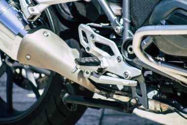 Kıbrıs Rum Kesimi 14 Mayıs 2020, Kıbrıs Rum Kesimi 'nin Limasol adasının sokaklarına park edilmiş bir motosikletin yakın çekimi