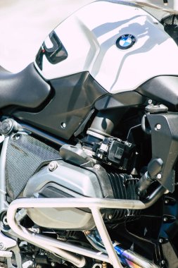 Kıbrıs Rum Kesimi 14 Mayıs 2020, Kıbrıs Rum Kesimi 'nin Limasol adasının sokaklarına park edilmiş bir motosikletin yakın çekimi