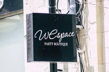 Kıbrıs Rum Kesimi 14 Mayıs 2020 'de Kıbrıs Rum Kesimi' nin Limasol adasının sokaklarında ticari bir tabela görüldü