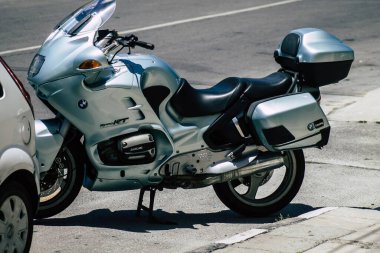 Kıbrıs Rum Kesimi 14 Mayıs 2020, Kıbrıs Rum Kesimi 'nin Limasol adasının sokaklarına park edilmiş bir motosikletin yakın çekimi